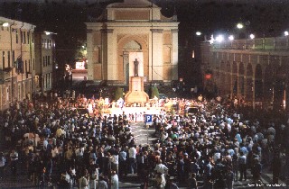 shopping di sera piazza di Montecchio