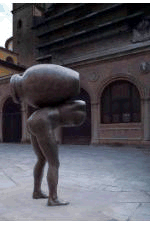 statua bronzea di figura umana che sorregge un'anfora sulla schiena