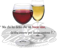 un bicchiere di vino rosso e uno di vino bianco