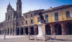 Piazza Mazzini - Statua bronzea di Ferrante I Gonzaga