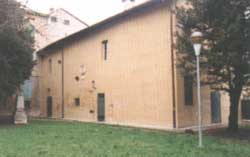Casa del Correggio. si trova in via Borgovecchio sulle antiche mura. Fu riscattata a pubblica proprieta' da ventun cittadini nel 1854.